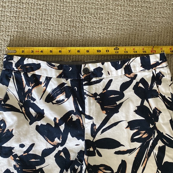 Banana Republic Bermuda Shorts - Picture 2 of 4